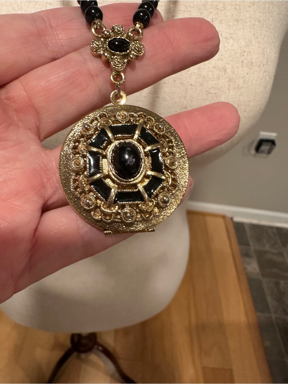 Vintage 1928 Black and Gold Beaded Pendant Necklace - Picture 3 of 7